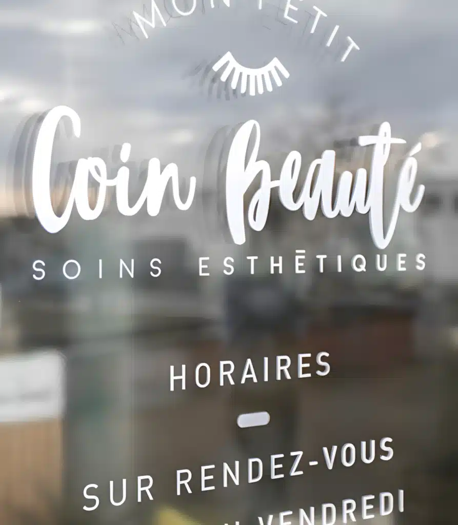 Coin Beauté - Salon de Soins Esthétiques sur Rendez-vous Vitrine Mon Petit Coin Beauté : soins esthétiques, icône de cils et texte horaires sur rendez-vous.