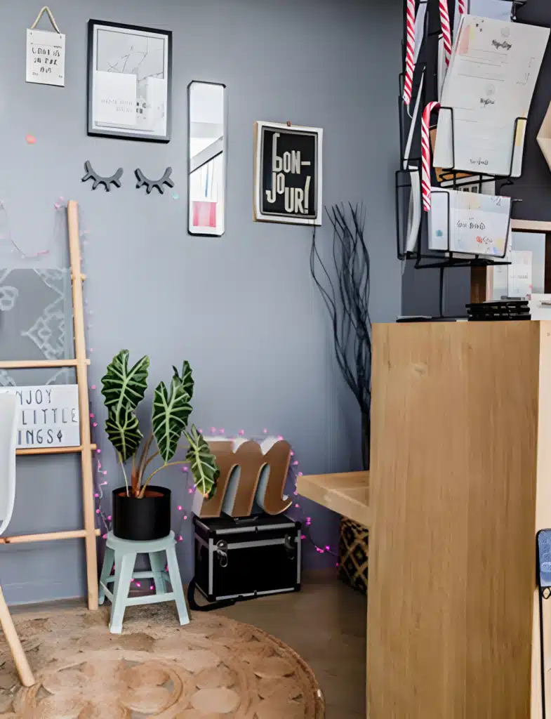 Décoration de Bureau Moderne avec Plantes et Affiches Bureau moderne avec plante Alocasia, lightbox 'Enjoy Little Things' et décoration murale 'Bonjour'.