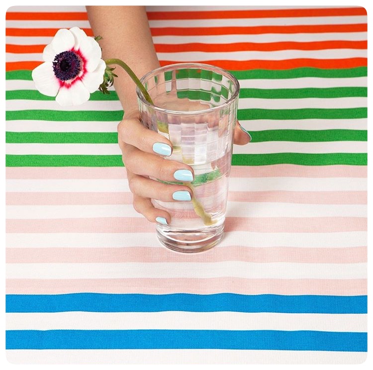 Épilation Drastique : Cisailles de Jardin sur Jambes Femme simulant l'épilation de ses jambes lisses avec de grandes cisailles de jardinage jaunes sur fond blanc.